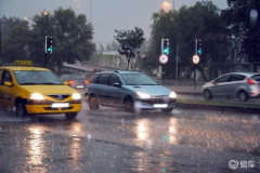 雨天出行也不慌，汽车智能防撞系统保护你！